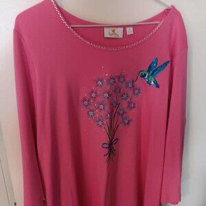 Woman's Quacker Factory top with hummingbirds 1X pink with Blue birds